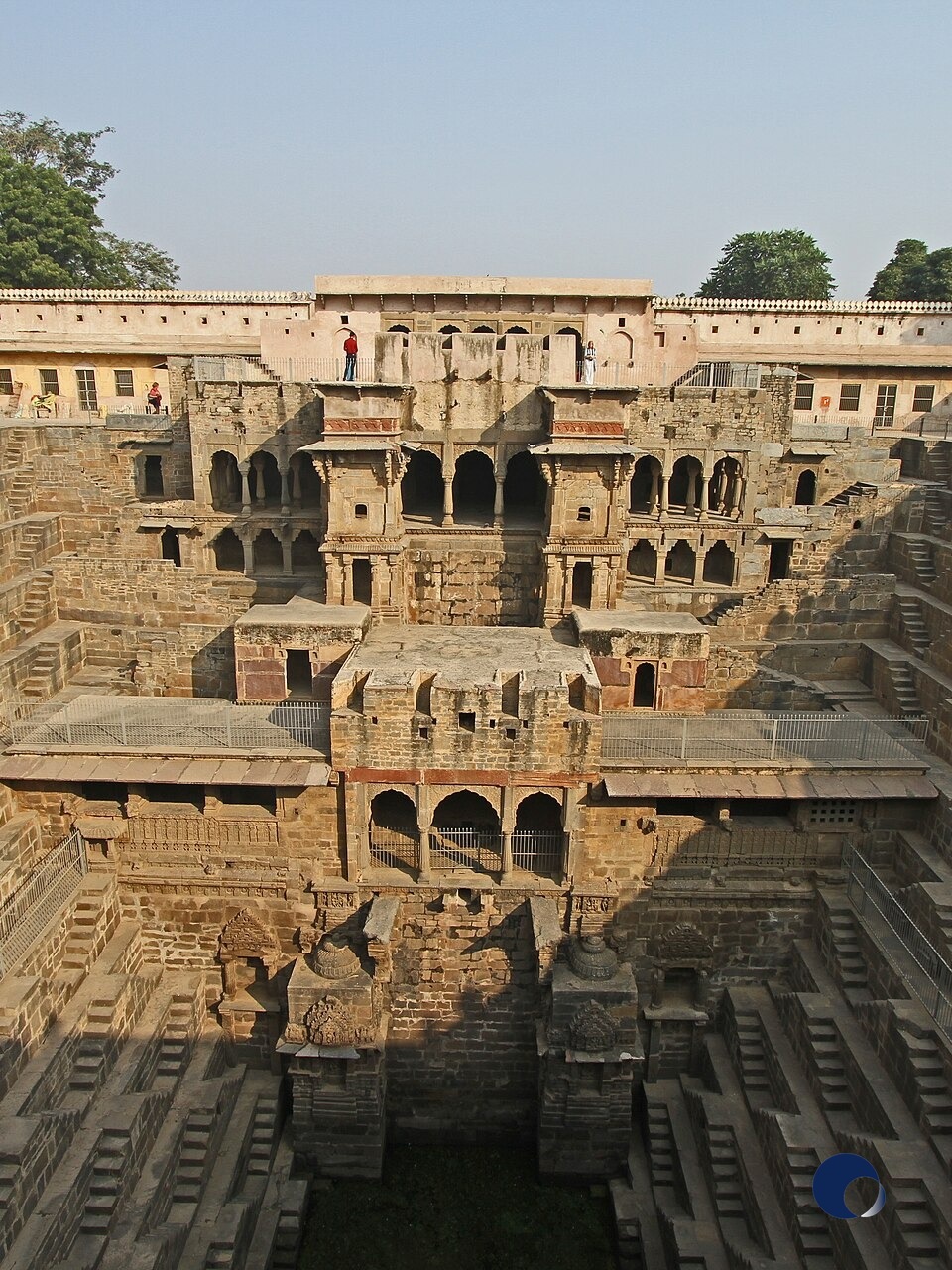 Yeraltına İnen Fraktal Piramit: Chand Baori ve 3.500 Basamağın Hipnotik Geometrisi